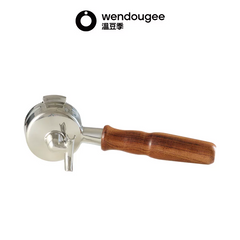 Horizontal profile view of the wendougee dual shot portafilter showcasing the handle alignment and spout clearance.