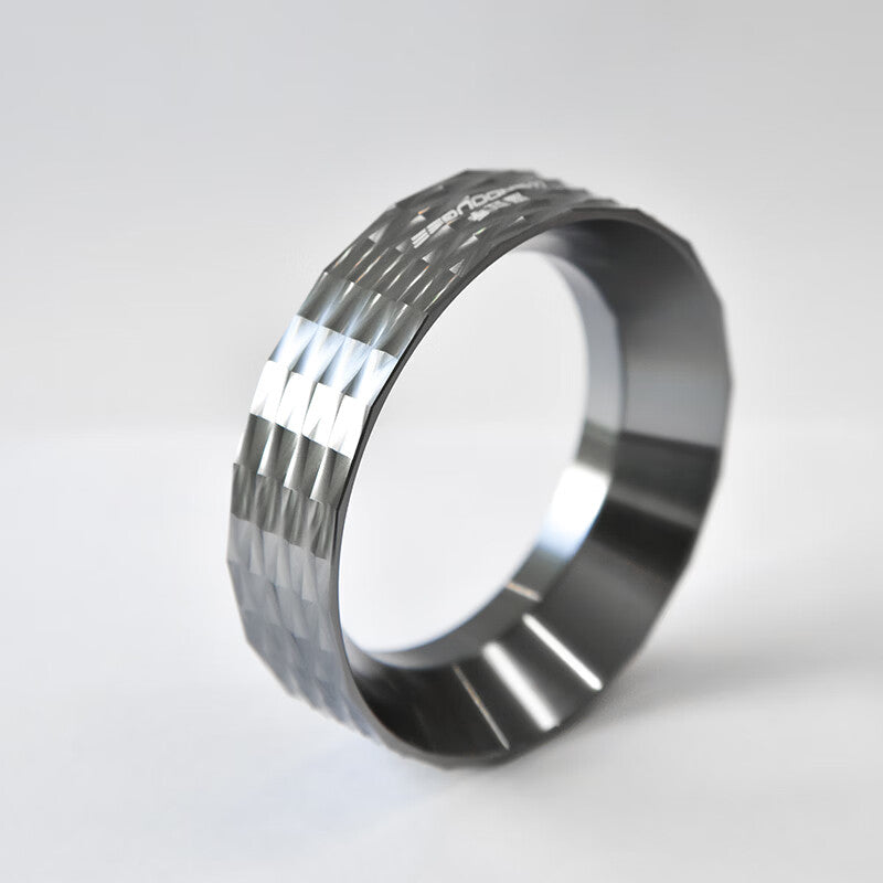 Side angle of the WENDOUGEE coffee dosing ring highlights the beautiful glossy geometric diamond-cut facets and laser-engraved brand logo.